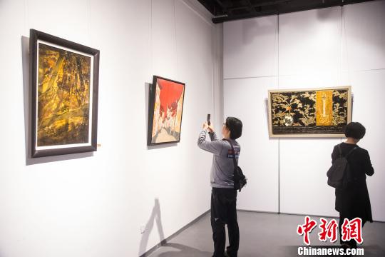 精美漆畫奪人眼球,。　李南軒　攝