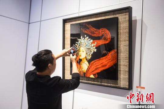 藝術愛好者拿出手機拍下作品,。　李南軒　攝