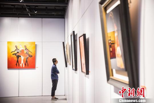 參觀者在畫作前駐足觀賞,。　李南軒　攝