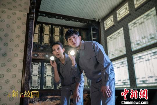 11月9日,，大型文化季播節(jié)目《上新了,？故宮》將在北京衛(wèi)視與愛奇藝播出,，這也是北京故宮首次出品電視節(jié)目。圖為演員蔡少芬(左),、鄧倫(右)在節(jié)目探索北京故宮的未開放區(qū)域,。主辦方供圖
