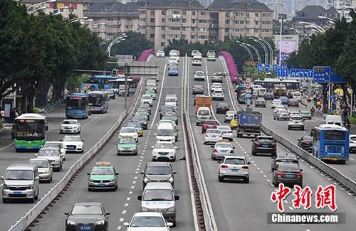 資料圖：市民駕駛機動車行駛在道路上,。<a target='_blank' href='http://www.chinanews.com/'>中新社</a>記者 張斌 攝