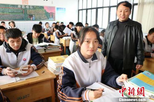 江蘇東?！白蠲琅ⅰ绷肿向v在課堂上?！±钪?攝