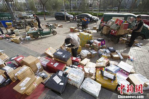 資料圖：物流快遞工作人員正在分揀快遞,。<a target='_blank' href='http://www.chinanews.com/'>中新社</a>記者 張云 攝