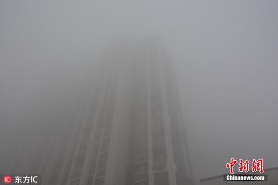 圖為11月13日8時(shí)20分許,，河北邯鄲，從高處眺望一覽無(wú)景,，滿目皆為白霧,。趙晨光 攝 圖片來(lái)源：東方IC 版權(quán)作品 請(qǐng)勿轉(zhuǎn)載