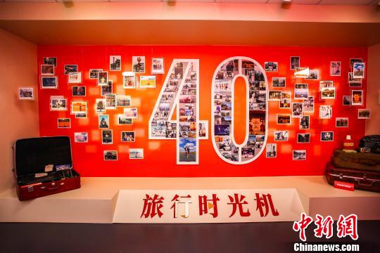 此次新裝亮相國家博物館的“時光博物館”延續(xù)了“中國有我，時光有我”的主題,，采用微觀視角,，解構40年來中國人衣食住行的變遷?！奥眯袝r光機”作為此次的新增主題,，圍繞旅行中衣食住行等相關體驗的變化，對全民旅行記憶進行了還原,，重現(xiàn)了旅行從“奢侈品”進入“尋常百姓家”的歷程,。　夏賓 攝