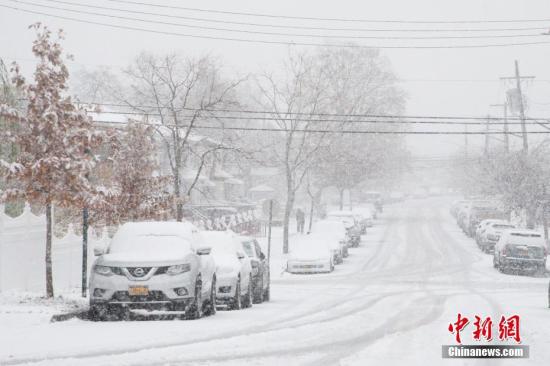 資料圖：當(dāng)?shù)貢r間11月15日,，美國紐約迎來今年冬天首場降雪。圖為紐約市皇后區(qū)一處街道白雪皚皚,。<a target='_blank' href='http://www.chinanews.com/'>中新社</a>記者 廖攀 攝