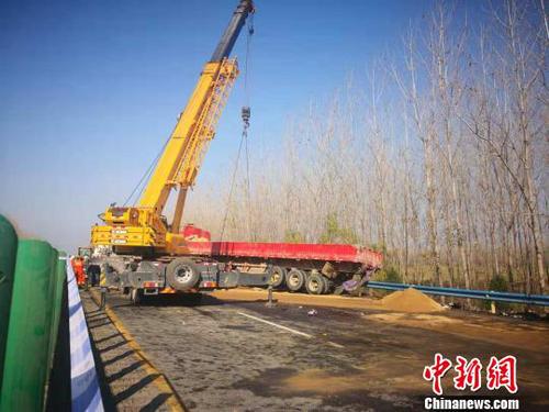 圖為救援車輛在現(xiàn)場實(shí)施救援,。　張文澤　攝