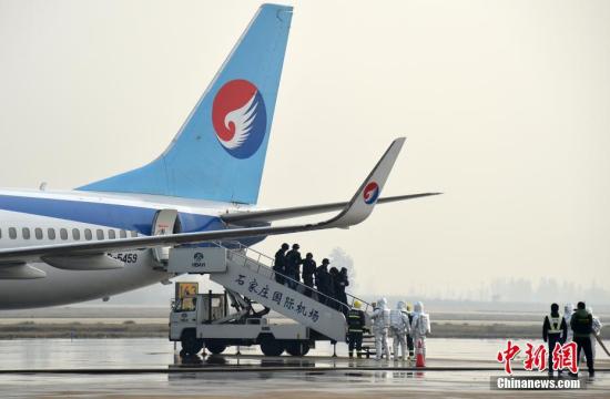 11月16日,，由石家莊正定國際機(jī)場,、民航河北空管分局,、河北航空有限公司等聯(lián)合舉行的反恐暨應(yīng)急救援綜合演練活動拉開帷幕。本次演練以被劫持航班緊急備降石家莊機(jī)場,，落地后爆炸起火為背景，現(xiàn)場開展緊急出動,、消防滅火,、醫(yī)療急救等9個科目的演練,。通過該實(shí)戰(zhàn)演練，著力提升機(jī)場應(yīng)急救援能力,。圖為“劫機(jī)者”被押下飛機(jī),。<a target='_blank' href='http://www.chinanews.com/'>中新社</a>記者 翟羽佳 攝