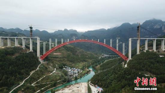 資料圖：貴州省羅甸縣,，世界最大跨徑上承式鋼管混凝土拱橋立柱安裝完成,。<a target='_blank' href='http://www.chinanews.com/'>中新社</a>記者 瞿宏倫 攝