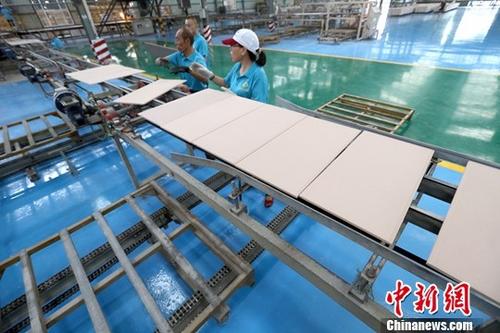 資料圖：某企業(yè)工作人員正在生產(chǎn)作業(yè),。<a target='_blank' href='http://www.chinanews.com/'>中新社</a>記者 張?jiān)?攝