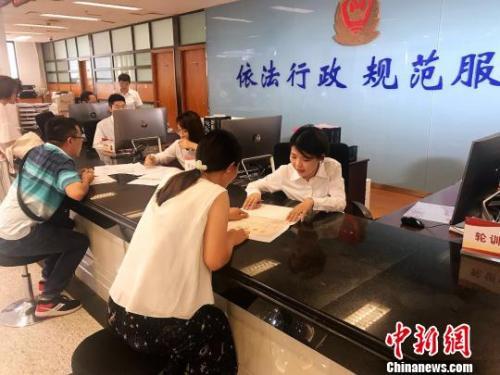 資料圖：上?！耙淮巴ā狈?wù)平臺(tái)：開辦企業(yè)時(shí)間由22天縮短為5天,。王子濤 攝