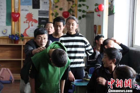 劉海鷹義診,。　北京海鷹脊柱健康公益基金會(huì)供圖 攝