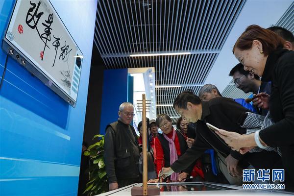 11月20日，在 “偉大的變革——慶祝改革開放40周年大型展覽”的大國氣象展區(qū),，來自湖南的64歲老人黃承初在一個智能電子書法臺上寫下“改革開放”4個字,。書法臺上沒有墨水，只用干毛筆、手指即可書寫,，字跡可同步投射在顯示屏上,，還可保存后掃描二維碼分享。