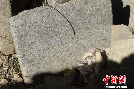 圖為碎塊石碑上的清晰藏文,。　趙朗 攝