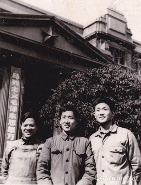1977年高考錄取后,，工友送李平合影