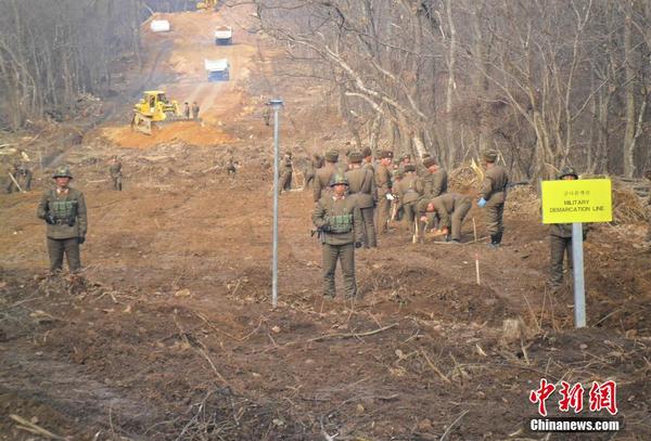韓國國防部11月22日稱,，為支持韓朝陣亡軍人遺骸共同挖掘工作等,，雙方在非軍事區(qū)內(nèi)鐵原郡地區(qū)實(shí)現(xiàn)道路連通,。 韓國國防部供圖