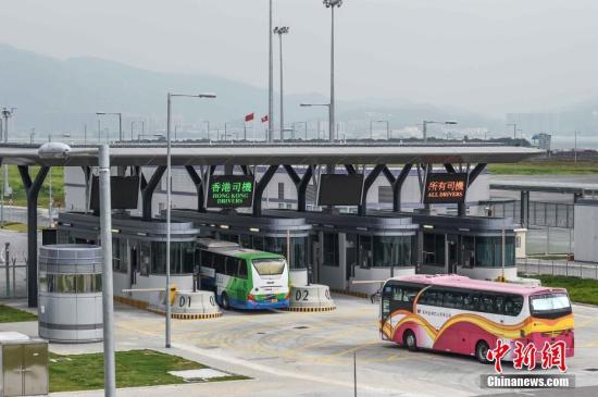 資料圖為香港旅游巴駛經(jīng)旅檢大樓旁的閘口，準(zhǔn)備登橋,。<a target='_blank' href='http://www.chinanews.com/'>中新社</a>記者 麥尚旻 攝