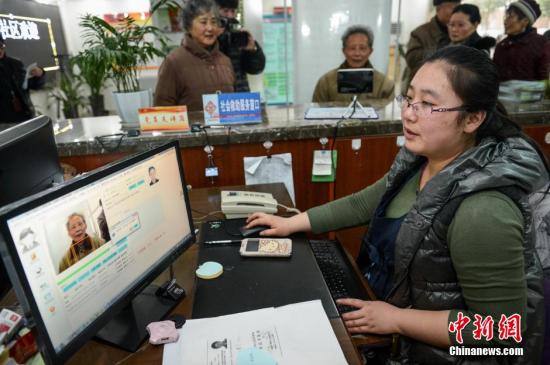 1月26日，安徽省合肥市廬陽區(qū)啟動(dòng)應(yīng)用人臉識(shí)別系統(tǒng)開展養(yǎng)老金領(lǐng)取資格認(rèn)證工作,，該系統(tǒng)將為全區(qū)納入社會(huì)化管理的4.4萬企業(yè)退休人員進(jìn)行“人臉建?！薄?jù)了解,，“人臉建?！笔抢糜?jì)算機(jī)圖像處理技術(shù),，從拍攝的人臉照片中提取人像特征點(diǎn)，建立數(shù)學(xué)模板,。然后利用已建成的人臉特征模板與退休人員的人臉進(jìn)行特征比對(duì)分析，來完成個(gè)人身份識(shí)別的過程,。首次“人臉建?！背晒螅院竺磕甑酿B(yǎng)老金認(rèn)證工作通過網(wǎng)絡(luò)終端即可實(shí)現(xiàn),，解決了長(zhǎng)期以來企業(yè)退休人員只能到指定地點(diǎn)或機(jī)構(gòu)認(rèn)證的繁瑣做法,，同時(shí)還可以有效遏制冒領(lǐng)養(yǎng)老金的現(xiàn)象。圖為合肥市廬陽區(qū)水西門社區(qū)的工作人員在對(duì)企業(yè)退休人員進(jìn)行“人臉建?！?。<a target='_blank' href='http://www.chinanews.com/'>中新社</a>發(fā) 張婭子 攝