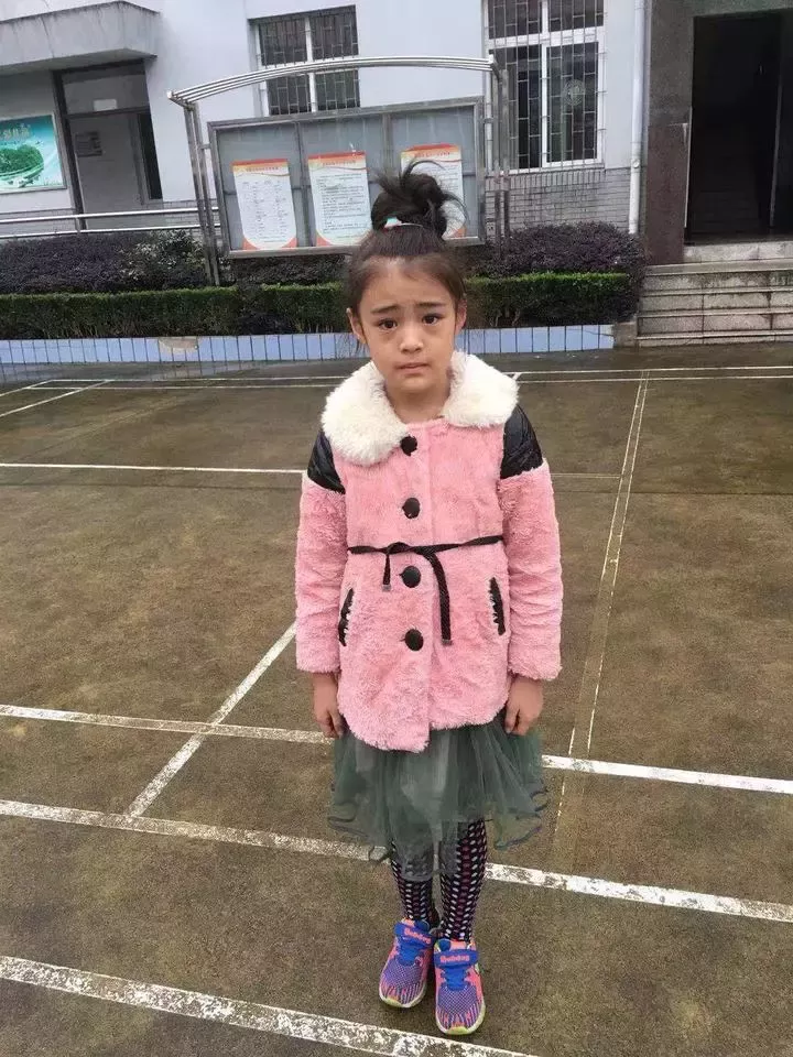 誰認(rèn)識(shí)?8歲的漂亮女孩演過電影 卻住進(jìn)救助站半月