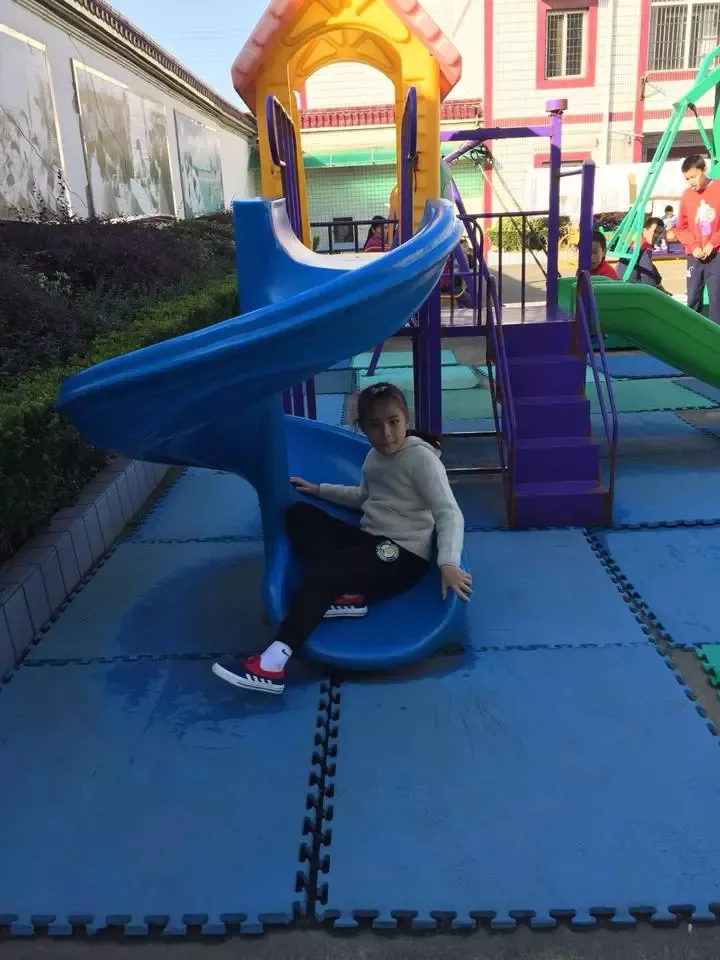 誰認(rèn)識(shí)?8歲的漂亮女孩演過電影 卻住進(jìn)救助站半月