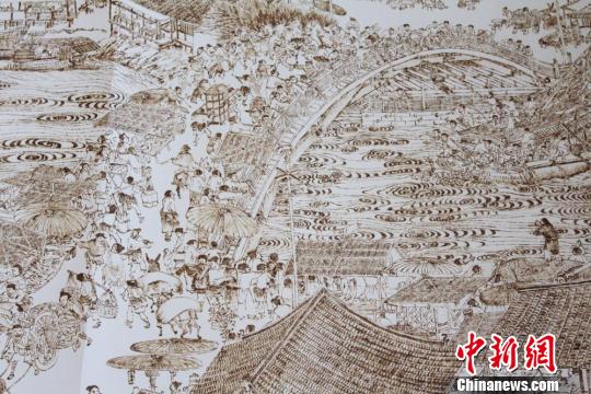圖為以烙畫形式繪制的《清明上河圖》局部,?！⌒煅?攝