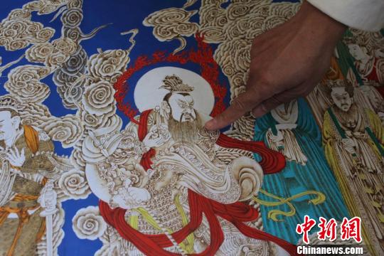 姜中創(chuàng)新的烙鏤畫技藝,，多應(yīng)用于在宣紙上臨摹古典長(zhǎng)卷,。　徐雪 攝