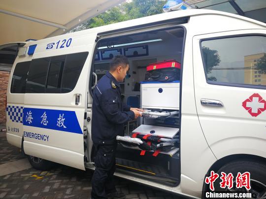 配備的救護(hù)車輛上，搶救設(shè)備,、診療設(shè)備,、搬運(yùn)設(shè)備、監(jiān)控及信息傳輸設(shè)備等一應(yīng)俱全,?！≤窡?攝
