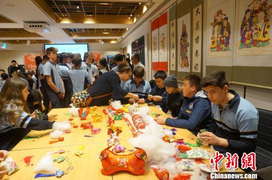 學(xué)生現(xiàn)場體驗(yàn),?！埥z雨 攝