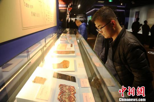 圖為民眾參觀唐蕃古道七省區(qū)精品文物聯(lián)展中青海出土的對(duì)馬文錦,。　羅云鵬 攝
