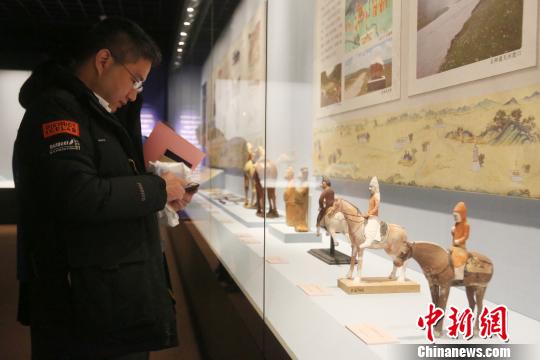 圖為民眾參觀唐蕃古道七省區(qū)精品文物聯(lián)展?！×_云鵬 攝