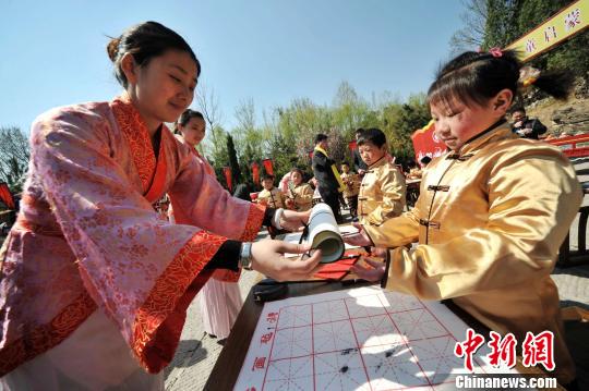 圖為曲阜舉行學(xué)童啟蒙開筆禮儀式,。　曲阜市委宣傳部供圖 攝