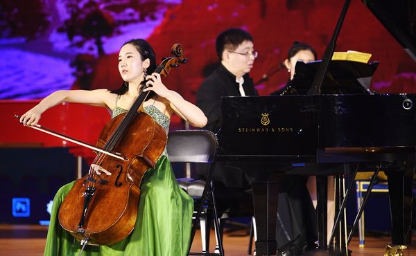 著名韓國(guó)大提琴演奏家,、中央音樂學(xué)院大提琴教授林希映演奏《A大調(diào)奏鳴曲》