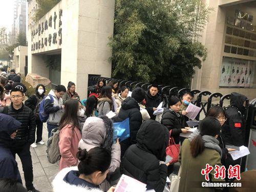 考生準(zhǔn)備進(jìn)入考場,。 冷昊陽 攝