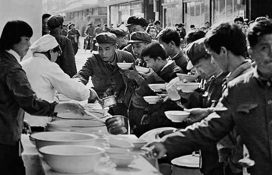 1981年,，北京，前門路邊的大碗茶,。