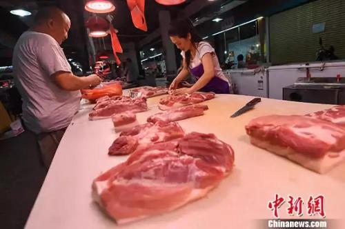 資料圖：8月9日,，山西太原，民眾在菜市場(chǎng)選購豬肉,。<a target='_blank' href='http://www.chinanews.com/'>中新社</a>記者 武俊杰 攝