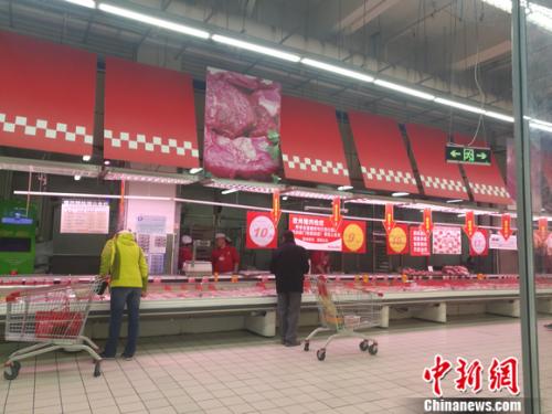圖為超市里的豬肉區(qū),。 謝藝觀 攝