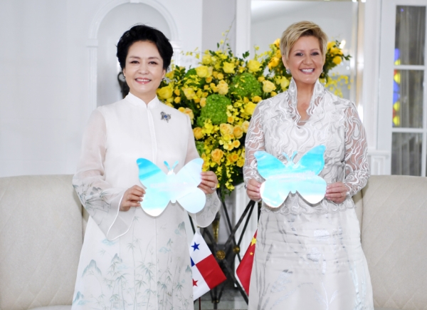 彭麗媛會(huì)見巴拿馬總統(tǒng)夫人卡斯蒂略并共同出席艾滋病防治公共宣傳活動(dòng)