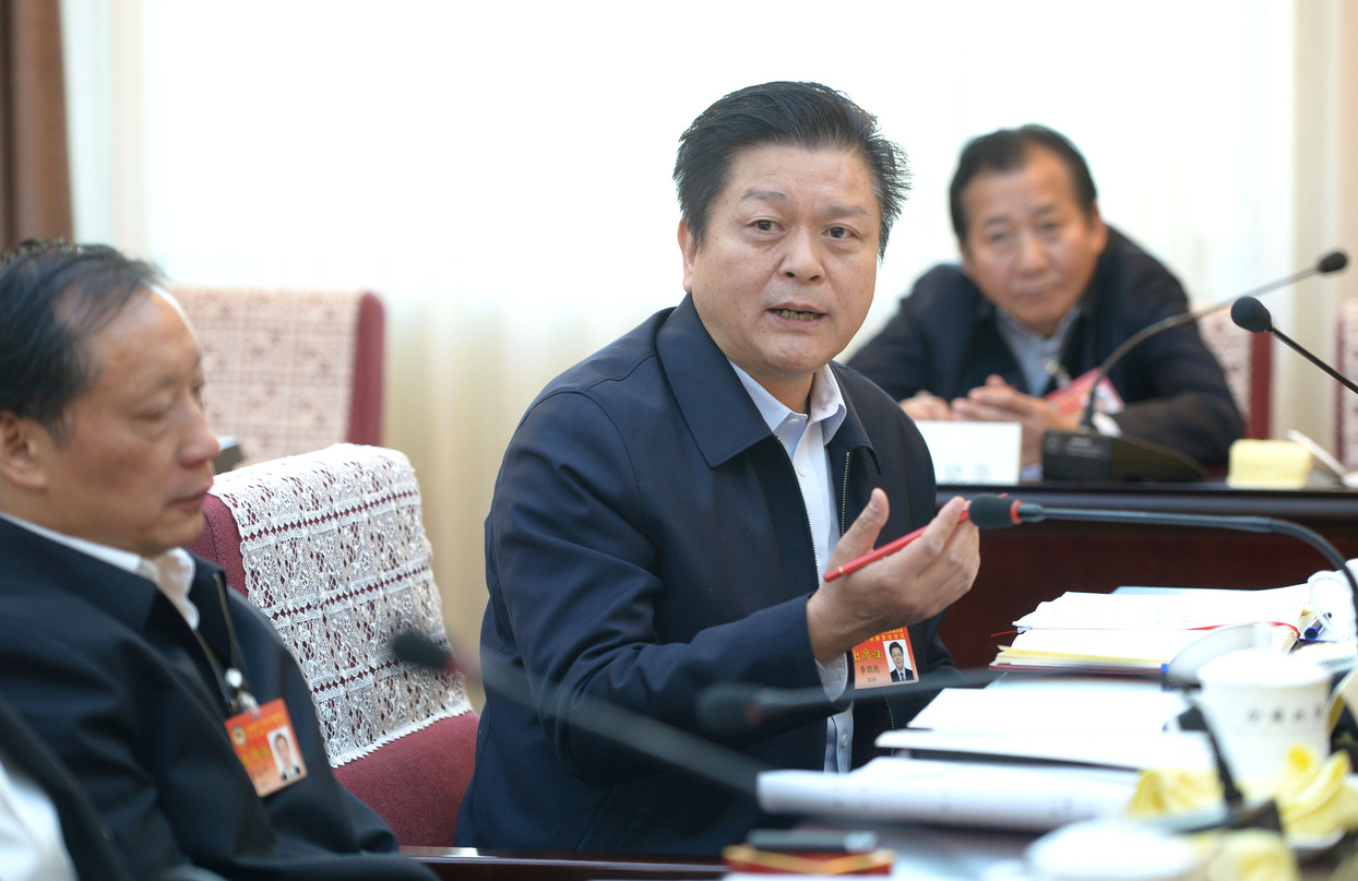 李朋德常委在小組討論會(huì)上發(fā)言