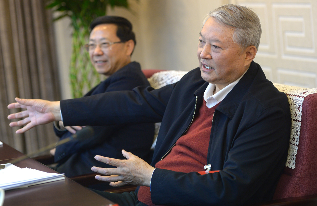 王壽君常委在小組討論會(huì)上發(fā)言