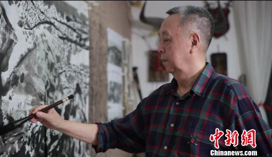 林墉在家中堅持創(chuàng)作,。　李凌 攝