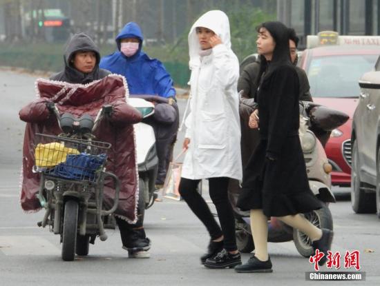 資料圖：氣溫下降,，民眾“全副武裝”御寒,。<a target='_blank' href='http://www.chinanews.com/'>中新社</a>記者 王中舉 攝