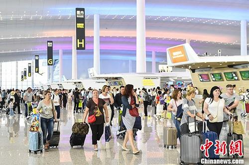 旅客在廣州白云機(jī)場(chǎng)T2航站樓,。 <a target='_blank' href='http://www.chinanews.com/'>中新社</a>記者 陳驥旻 攝