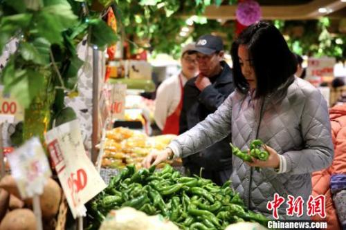 資料圖：市民挑選新鮮蔬菜,。 孫睿 攝