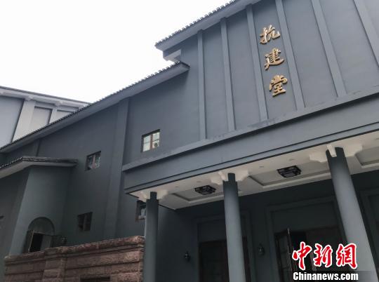 圖為抗建堂的正門處,，外觀主體已經(jīng)修繕一新,。　鐘旖 攝