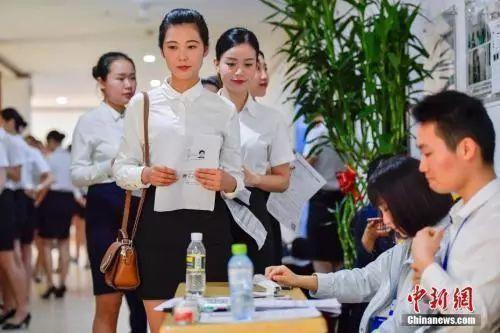 資料圖：正在參加校園招聘的大學(xué)生,。<a target='_blank' href='http://www.chinanews.com/'>中新社</a>記者 駱云飛 攝