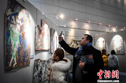 該展覽由國家藝術(shù)基金支持，新疆龜茲研究院,、蘭州大學(xué)藝術(shù)學(xué)院,、蘭州大學(xué)敦煌學(xué)研究所、蘭州大學(xué)校慶辦聯(lián)合主辦,?！〈蘖?攝