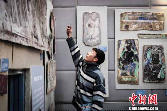 圖為圖為民眾觀展,。　崔琳 攝