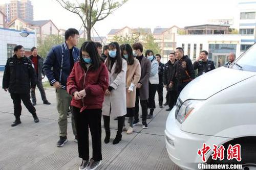 圖為：犯罪嫌疑人被抓獲?！〖紊乒补﹫D 攝