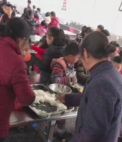 大媽搶小學生飯菜回家喂豬 校方:限制外來人員入校