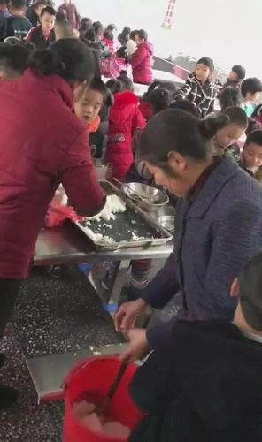 大媽搶小學生飯菜回家喂豬 校方:限制外來人員入校